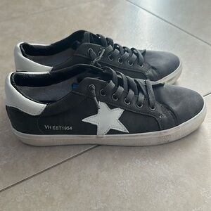 Vintage Havana size 7 Gray Slip on sneakers with white star detail.